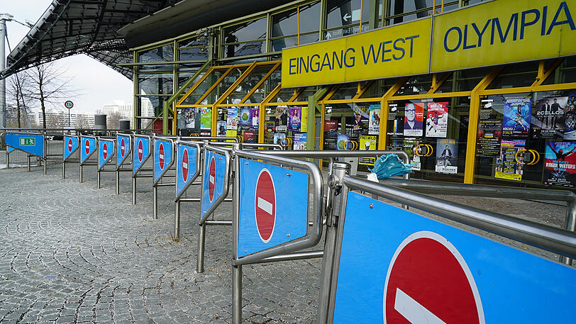 Auch beim West-Eingang tummeln sich noch keine Fans.