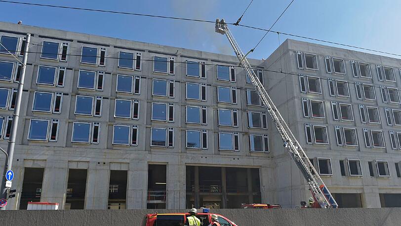 Das Feuer konnte von den Feuerwehrleuten schnell gelöscht werden. Das Feuer konnte von den Feuerwehrleuten schnell gelöscht werden.