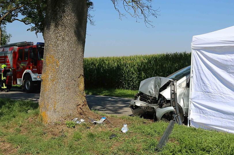 Der Mercedes kam aus bislang unbekannter Ursache von der Fahrbahn ab und prallte gegen einen Baum - der Fahrer starb noch an der Unfallstelle.
