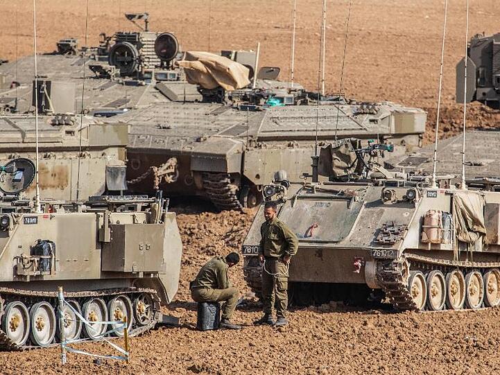 Israelische Soldaten bereiten Panzer an einem Sammlelpunkt nahe der Grenze zum Gazastreifen vor.