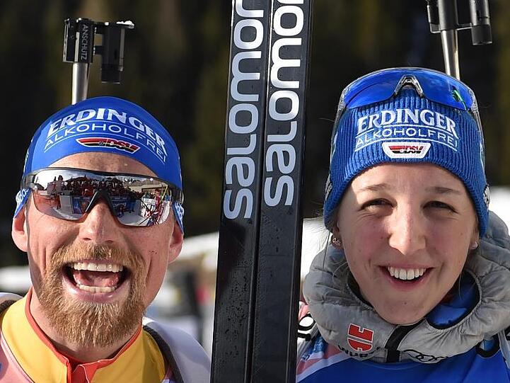 Erik Lesser (l) und Franziska Preuss freuen sich im Ziel über WM-Silber.