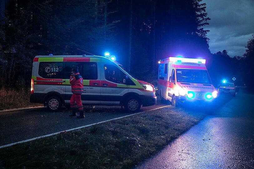 Bei dem missglückten Überholmanöver prallte ein VW Transporter frontal in einen Skoda, beide Fahrer wurden schwer verletzt.