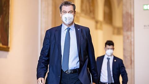 Ministerpräsident Markus Söder (CSU) kommt zur Plenarsitzung im Bayerischen Landtag.