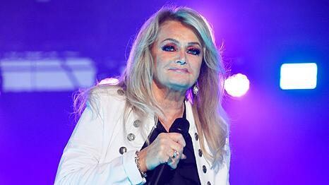 Bonnie Tyler musste sich in Portugal einer Not-OP unterziehen.
