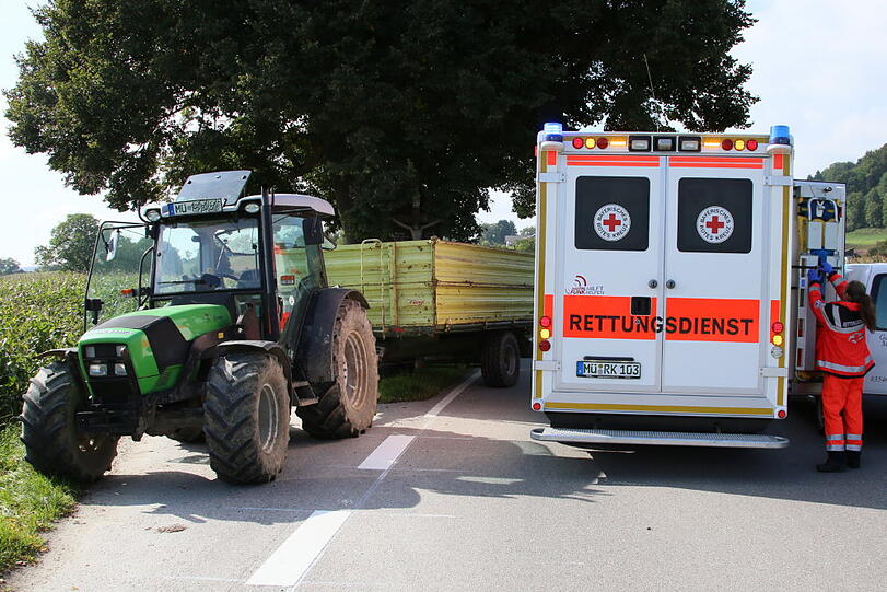 Heftiger Unfall bei Mühldorf: Ein junger Mann stürzte mit seinem Motorrad und geriet unter den Anhänger eines Traktors.