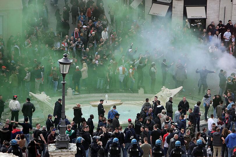 Schwere Ausschreitungen in Rom: Beim Spiel Feyenoord Rotterdam gegen AS Rom drehen Hooligans durch und verwüsten den Bereich um die antike spanische Treppe. Die Bilder...