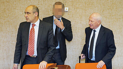 Wehrt sich gegen die Vorwürfe: Karl R. (M.) mit seinen Anwälten Peter Witting (l.) und Steffen Ufer.