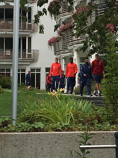 Ankunft vor der Haustür! Der Bayern-Tross ist am Montagmittag im "Seehotel Überfahrt" in Rottach-Egern angekommen.