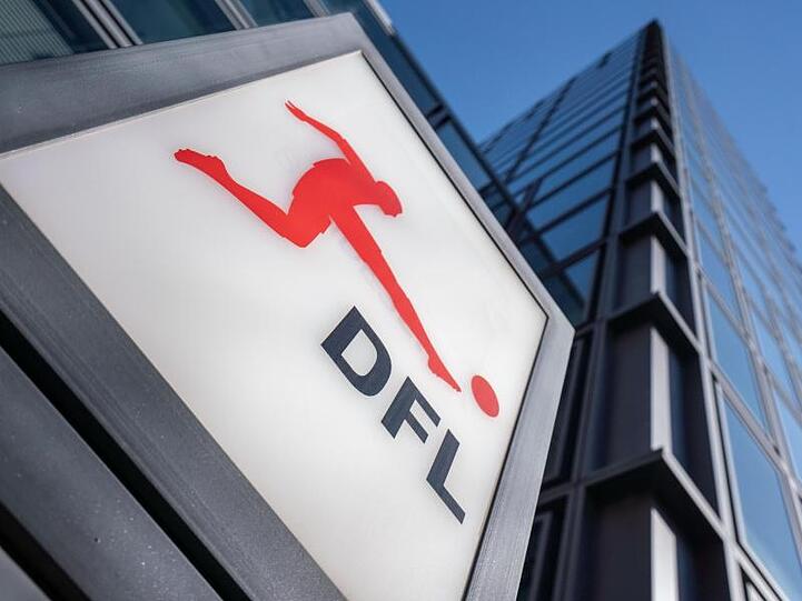 Die 36 Profi-Clubs der DFL beraten bei der außerordentlichen Mitgliederversammlung per Videokonferenz über einheitliche Maßnahmen.
