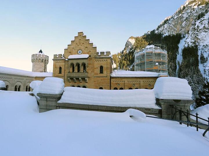 Ein eingerüsteter Turm neben dem Torhaus des Schlosses Neuschwanstein. Foto: Karl-Josef Hildenbrand/Archiv