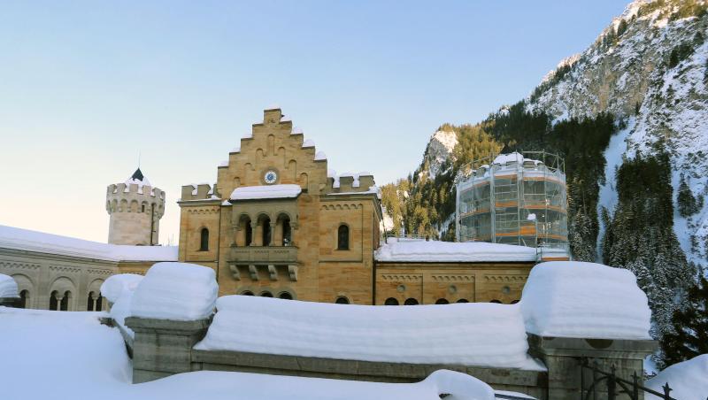 Ein eingerüsteter Turm neben dem Torhaus des Schlosses Neuschwanstein. Foto: Karl-Josef Hildenbrand/Archiv Ein eingerüsteter Turm neben dem Torhaus des Schlosses Neuschwanstein. Foto: Karl-Josef Hildenbrand/Archiv