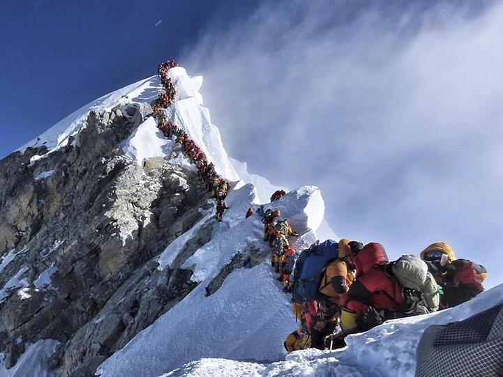 Mit diesem Foto wurde Nirmal Purja vor einigen Monaten schlagartig berühmt: Bergsteiger stehen auf dem Mount Everest Schlange.