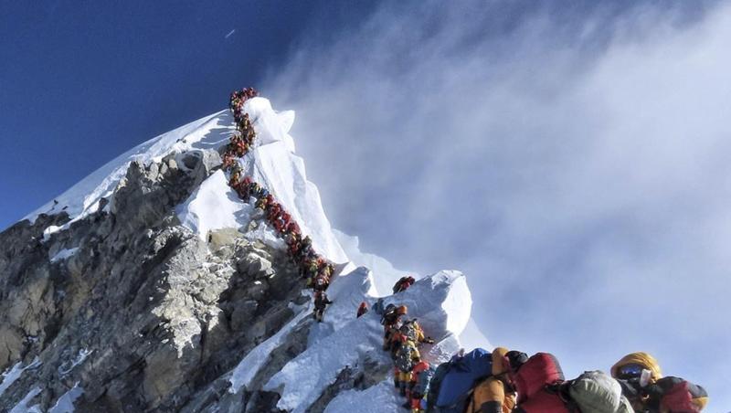 Mit diesem Foto wurde Nirmal Purja vor einigen Monaten schlagartig berühmt: Bergsteiger stehen auf dem Mount Everest Schlange. Mit diesem Foto wurde Nirmal Purja vor einigen Monaten schlagartig berühmt: Bergsteiger stehen auf dem Mount Everest Schlange.