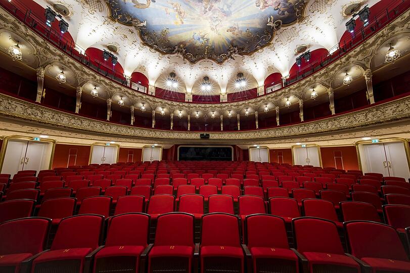 Blick auf die leeren Sitzplätze des Landestheaters Salzburg.