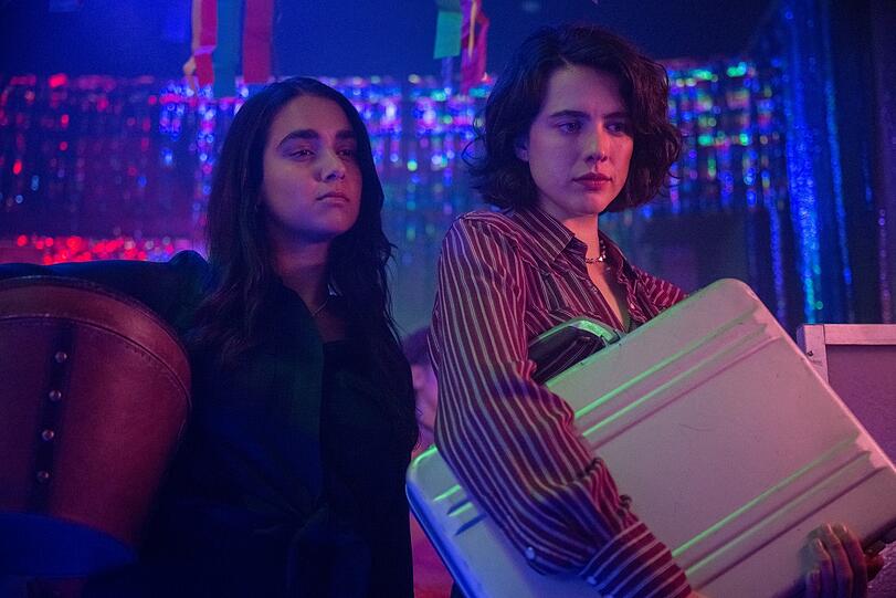 Die langsam auftauende Prüde und die sexuell Unbekümmerte: Geraldine Viswanathan und Margaret Qualley mit dem Dildokoffer in Ethan Coens Film "Drive-Away Dolls".