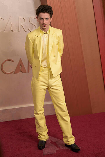 Timothée Chalamet liebt es definitiv unkonventionell auf dem roten Teppich. Und er mag wohl Farbe. Auf der Berlinale überraschte er mit dem rosa Streetlook und jetzt setzt er definitiv ein Fashion-Statement mit dem monochromen Look von Givenchy. Die Fliege ersetzte er durch ein Schmuckstück. Wenn auch gegen den 'Black Tie' Dresscode wird das Outfit lange in Erinnerung bleiben. Das i-Tüpfelchen wären für mich noch gelbe Schuhe gewesen.