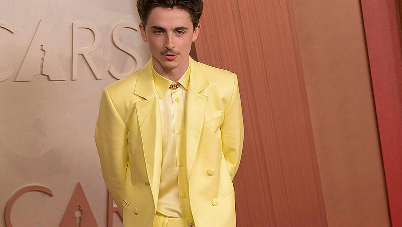 Timothée Chalamet liebt es definitiv unkonventionell auf dem roten Teppich. Und er mag wohl Farbe. Auf der Berlinale überraschte er mit dem rosa Streetlook und jetzt setzt er definitiv ein Fashion-Statement mit dem monochromen Look von Givenchy. Die Fliege ersetzte er durch ein Schmuckstück. Wenn auch gegen den 'Black Tie' Dresscode wird das Outfit lange in Erinnerung bleiben. Das i-Tüpfelchen wären für mich noch gelbe Schuhe gewesen.