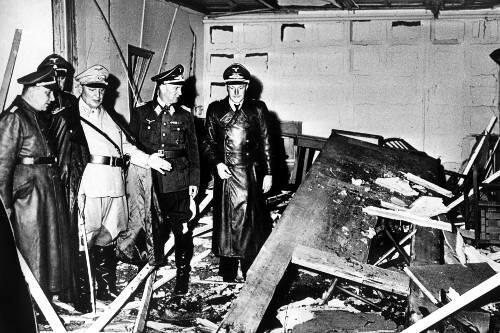 Heinrich Göring (helle Uniform) und andere NS-Größen im Konferenzraum nach dem Stauffenberg-Attentat.