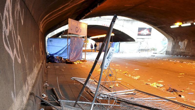 Umgestürzte Absperrgitter: Hier brach Panik aus Umgestürzte Absperrgitter: Hier brach Panik aus