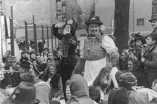 So hat man den Viktualienmarkt selten gesehen: Das Stadtarchiv präsentiert zum 25. Jubiläum des Marktfrauentanzes alte Bilder.