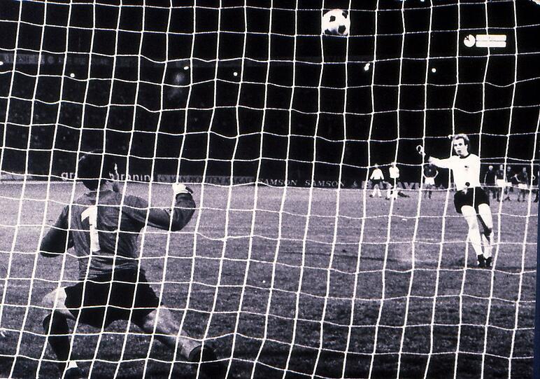 1976 scheiterte der Bayern-Boss selbst beim Elfmeter: Im EM-Finale in Belgrad jagte Uli Hoeneß den Ball übers Tor - der Titel ging an die Tschechoslowakei.