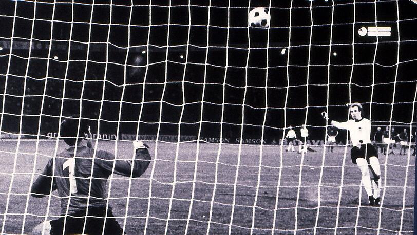1976 scheiterte der Bayern-Boss selbst beim Elfmeter: Im EM-Finale in Belgrad jagte Uli Hoeneß den Ball übers Tor - der Titel ging an die Tschechoslowakei. 1976 scheiterte der Bayern-Boss selbst beim Elfmeter: Im EM-Finale in Belgrad jagte Uli Hoeneß den Ball übers Tor - der Titel ging an die Tschechoslowakei.