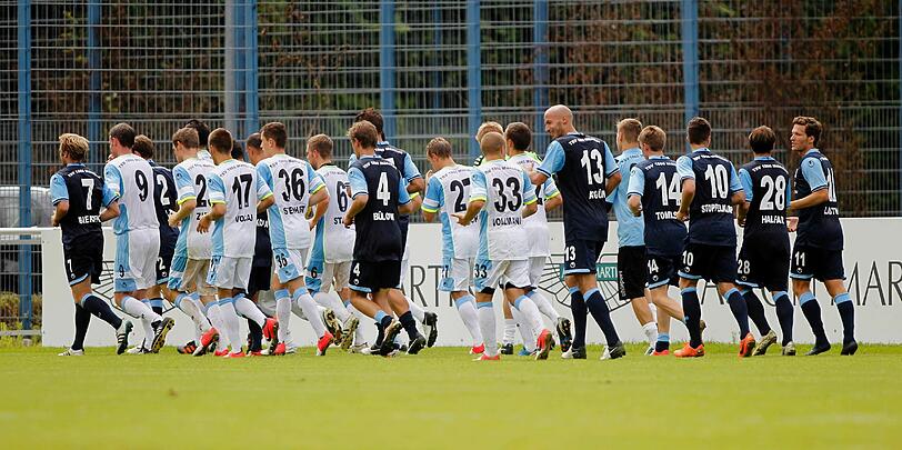 Erstes Training der Löwen in der neuen Trikot-Kollektion von uhlsport - sehen Sie hier die Bilder von der Grünwalder Straße.