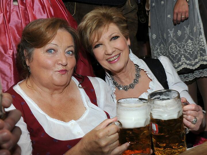 Moderatorin Carolin Reiber (r) und die Schauspielerin Marianne Sägebrecht