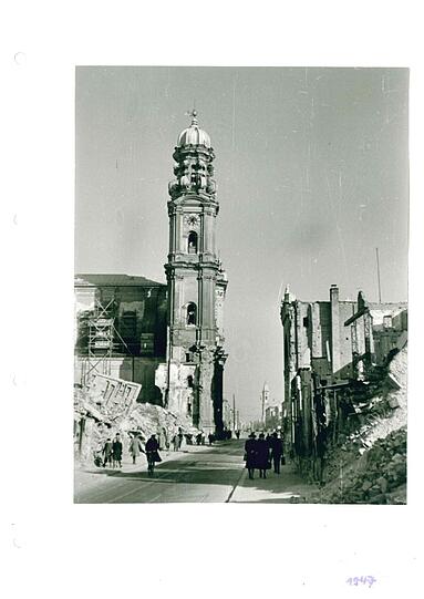 Die Theatinerstraße 1949. Der Turm der Theatinerkirche steht zwar noch, die Schäden jedoch sind massiv. Ihr Wiederaufbau endet 1955.