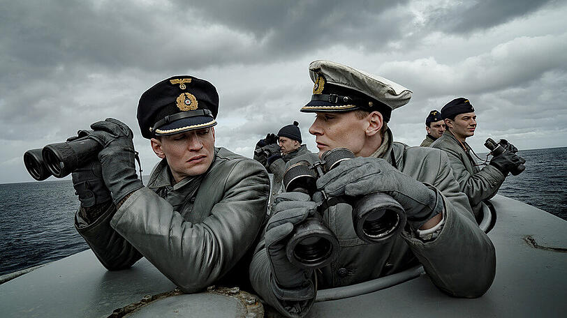 "Das Boot (1)": Kapitänleutnant Klaus Hoffmann (Rick Okon) und sein 1. Wachoffizier Oberleutnant zur See Tennstedt (August Wittgenstein) haben Ferngläser in der Hand und sehen sich grimmig an
