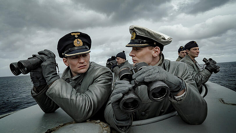 "Das Boot (1)": Kapitänleutnant Klaus Hoffmann (Rick Okon) und sein 1. Wachoffizier Oberleutnant zur See Tennstedt (August Wittgenstein) haben Ferngläser in der Hand und sehen sich grimmig an "Das Boot (1)": Kapitänleutnant Klaus Hoffmann (Rick Okon) und sein 1. Wachoffizier Oberleutnant zur See Tennstedt (August Wittgenstein) haben Ferngläser in der Hand und sehen sich grimmig an