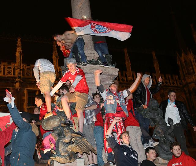 Die Fan-Party am Marienplatz: Bayern-Anhänger haben sogar die Mariensäule eingenommen. Die Bilder