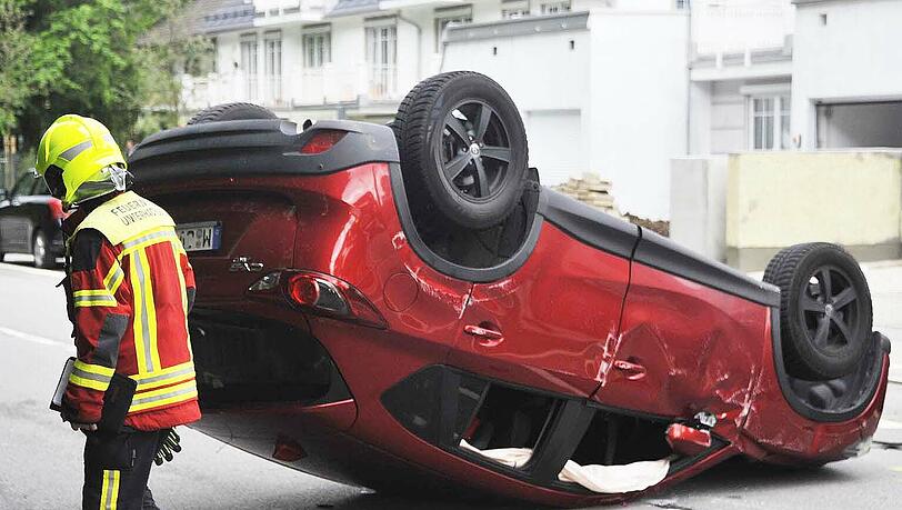 Bei diesen Bildern ist es kaum zu glauben, dass die Familie den heftigen Unfall so unbeschadet überstand. Bei diesen Bildern ist es kaum zu glauben, dass die Familie den heftigen Unfall so unbeschadet überstand.