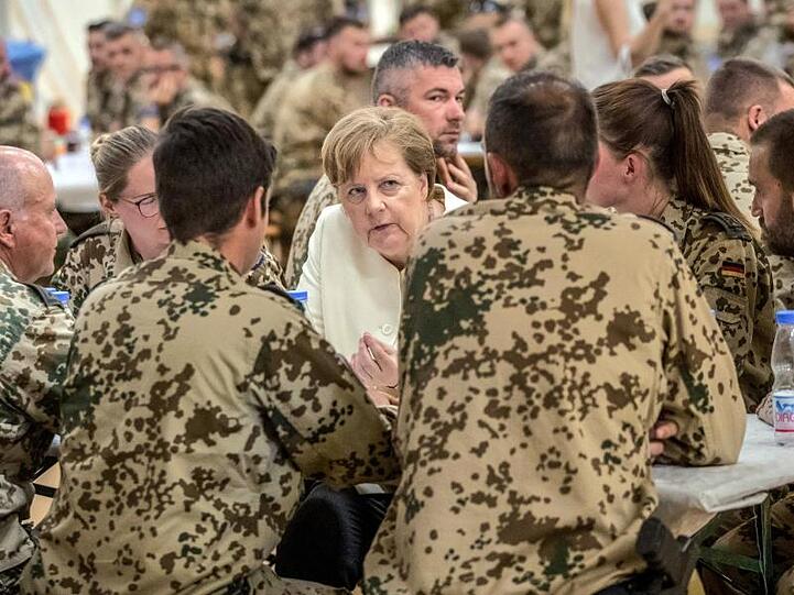 Die Kanzlerin im Gespräch mit Bundeswehrsoldaten im nordmalischen Gao.