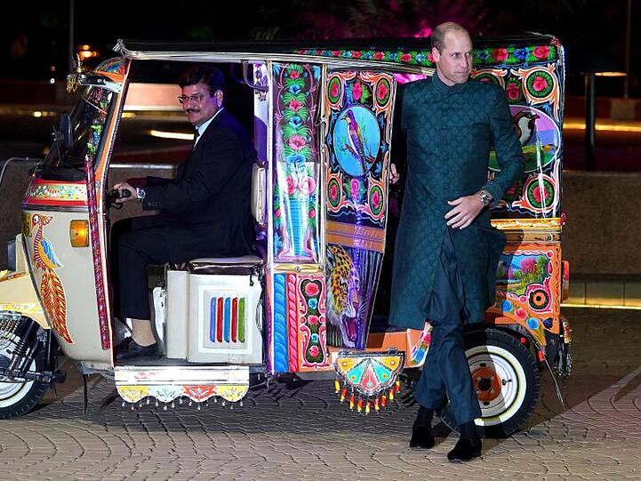 Cooles Taxi: Prinz William von Großbritannien (r) steigt aus einem Tuk-Tuk aus.
