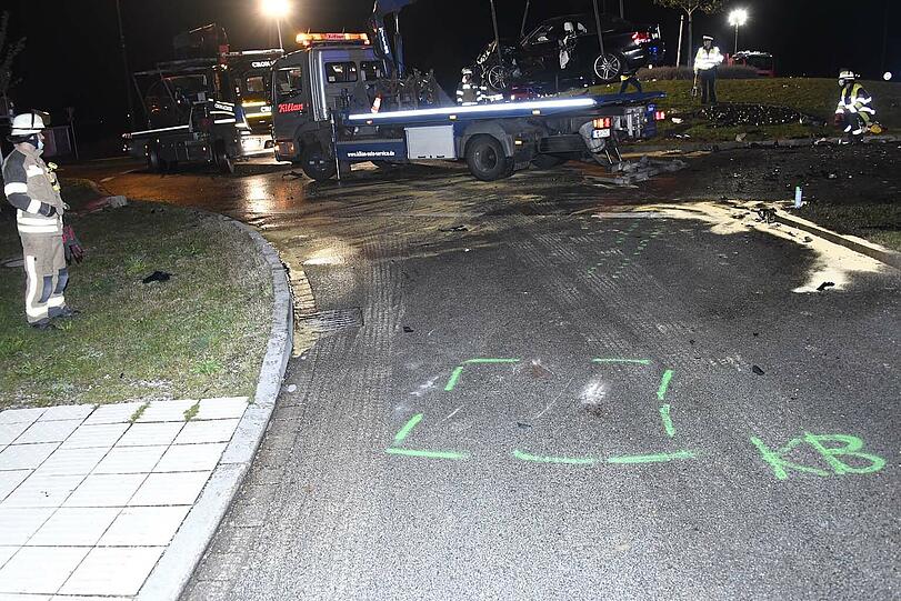 Bei dem Unfall wurden zwei Personen schwer verletzt.