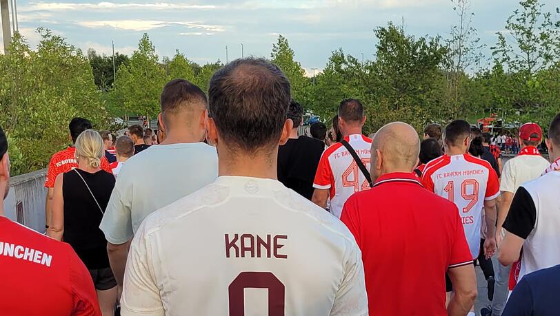 Zahlreiche Fans tragen schon das Trikot von Harry Kane.