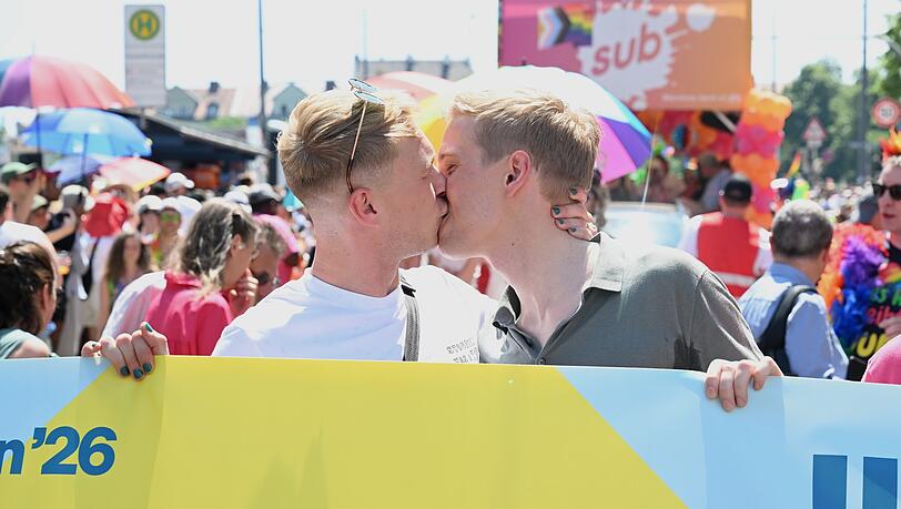 27. Juni 2026: Vor einem Monat k&uuml;sst M&uuml;nchens OB Dominik Krause (r.) seinen Lebensgef&auml;hrten Sebastian M&uuml;ller bei der Polit-Parade des CSD.