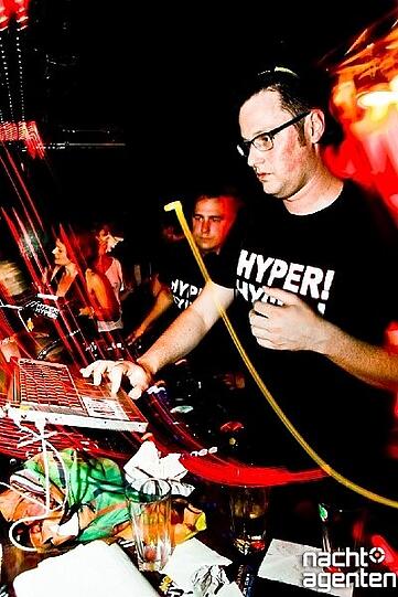 Der totale Trash im 8 Below am Freitag: Die Partyreihe "Hyper Hyper". Unter Sauna-Temperaturen tanzen die Massen zu Musik aus den 90ern. Weitere Fotos von der Veranstaltung gibt's unter www.nachtagenten.de.