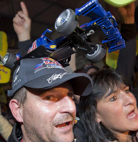 Nach Sebastian Vettels drittem WM-Sieg flippen die Fans in seiner Heimatstadt Heppenheim völlig aus. Die Bidler vom Freudentaumel