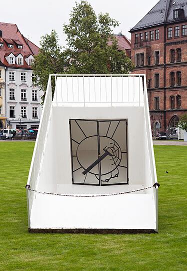 METRO-Net zählt zu dem Werkkomplex der "unsinnigen Bauvorhaben", die Martin Kippenberger in den letzten vier Lebensjahren bis zu seinem Tod 1997 beschäftigten. In München ist die legendäre Installation auf dem Marienhof zu finden: Hier spielt sie auch die lokalen Diskussionen um die zweite S-Bahn-Stammstrecke in München an.