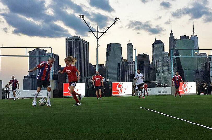 Die Skyline von New York im Hintergrund: Die FC-Bayern-Legenden zeigten im Brooklyn Bridge Park was sie noch drauf haben.