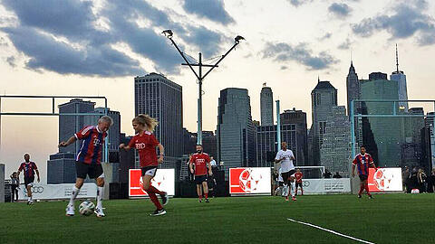 Die Skyline von New York im Hintergrund: Die FC-Bayern-Legenden zeigten im Brooklyn Bridge Park was sie noch drauf haben.