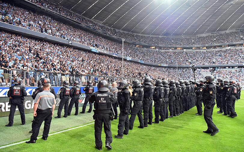 Zehn Minuten vor Ende rasten einig Löwen-Fans komplett aus. Es fliegen Sitzschalen und Metallstangen aufs Spielfeld.
