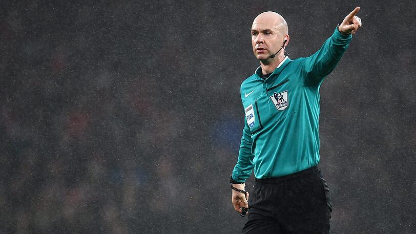 Der englische Schiedsrichter Anthony Taylor pfeift Bayerns vorletztes Gruppenspiel gegen Anderlecht