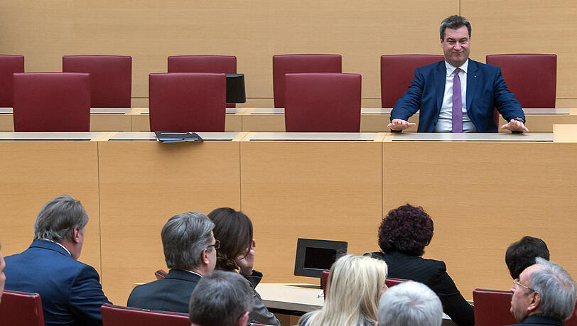 Nicht länger alleine: Der frisch vereidigte Ministerpräsident Markus Söder hat die Plätze neben sich gefüllt.