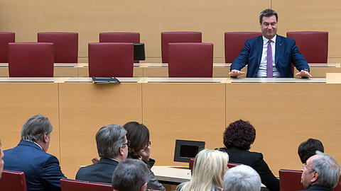 Nicht länger alleine: Der frisch vereidigte Ministerpräsident Markus Söder hat die Plätze neben sich gefüllt.