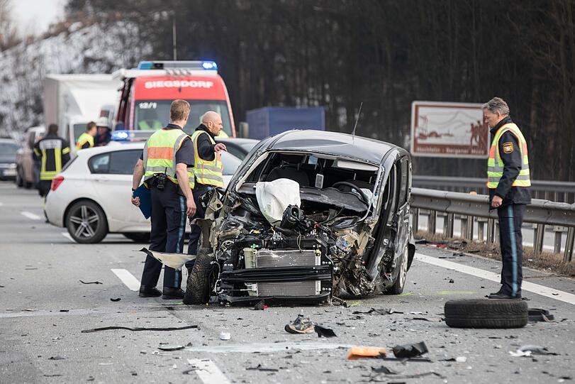 Auf der A8 ist am Mittwochnachmittag ein schwerer Unfall passiert. Ein Geisterfahrer raste in den Gegenverkehr.