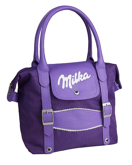 Milka-Handtasche: bietet genug Platz für süße Leckerein und ist in Lederhosenträger-Optik auch ein echter Hingucker