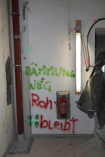"Dämmung weg, Rohr bleibt", vermerkt der Bauleiter für die Arbeiter.